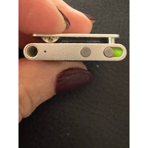 iPod Apple Shuffle 2 GB, Model A1373 PD778LL/A Gray Black - Picture 4 of 5